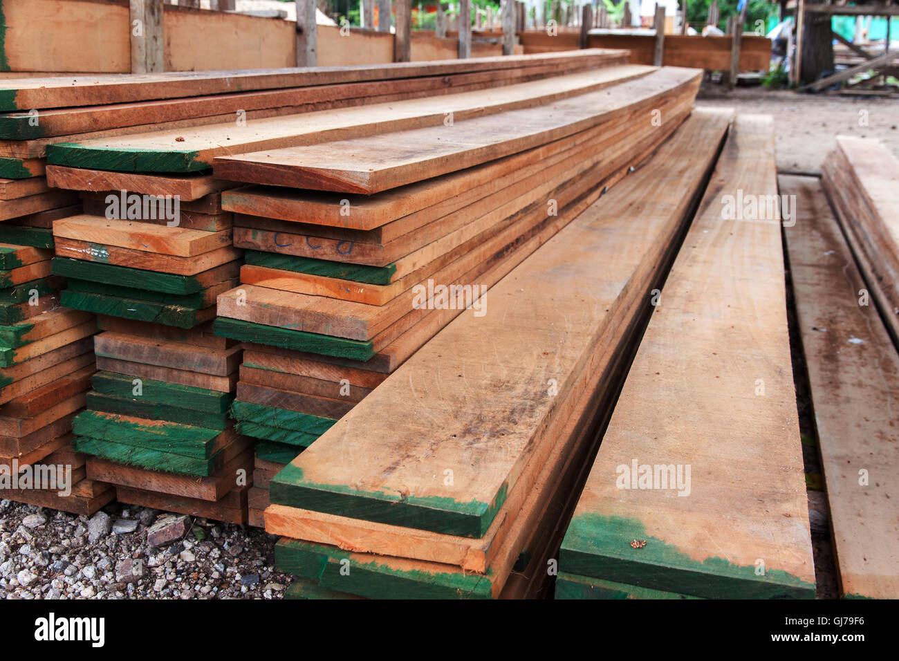 Tagliare il legname pila di legno un foglio nella zona per la costruzione Foto Stock
