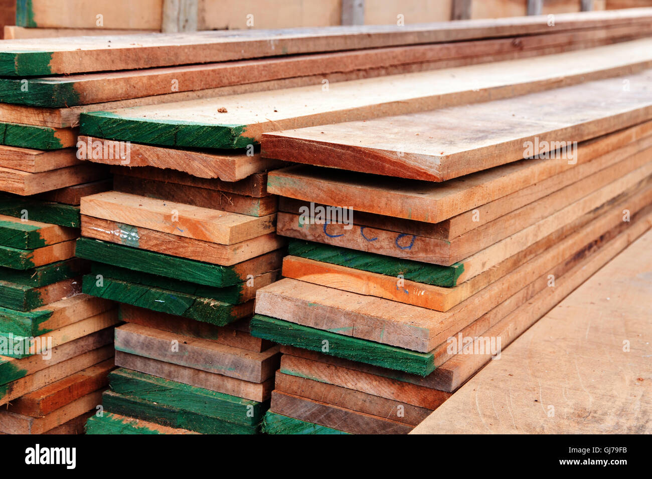 Tagliare il legname pila di legno un foglio nella zona per la costruzione Foto Stock