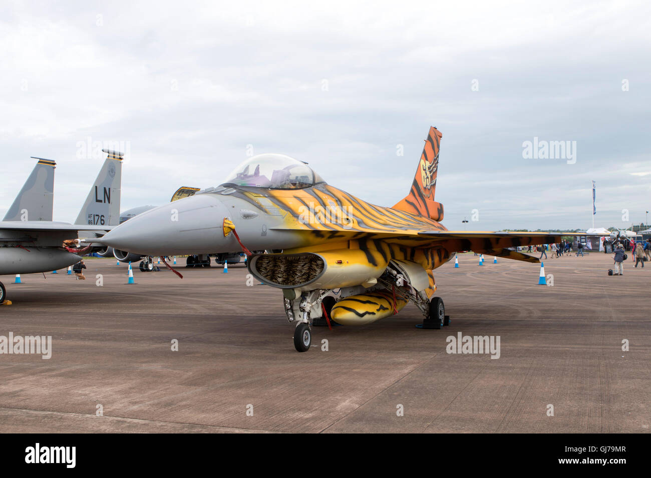 Belgio Air Force BAF F-16AM in Tiger colori visualizzazione statica al 2016 RIAT Royal International Air Tattoo Foto Stock