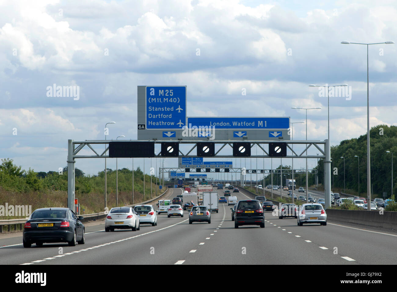 Il traffico pesante sulla M1 in direzione sud in autostrada in Inghilterra nei pressi di Londra allo svincolo 6A Foto Stock