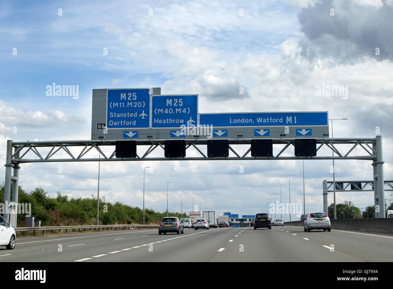 Il traffico pesante sulla M1 in direzione sud in autostrada in Inghilterra nei pressi di Londra allo svincolo 6A Foto Stock