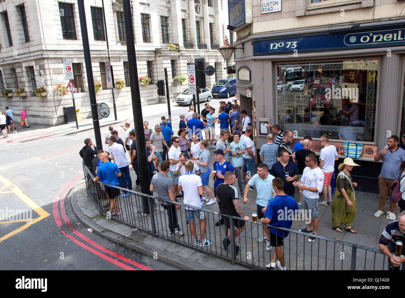 Il Leicester City Football Fans di bere in pub fuori su Euston Road nel centro di Londra il 7 agosto 2016 prima fa scudo della Comunità Foto Stock