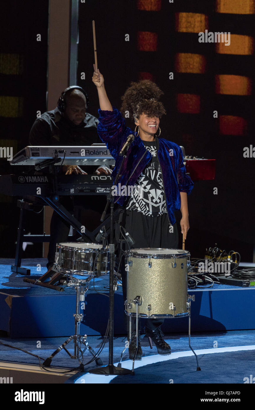 Il cantante Alicia Keys esegue durante la seconda giornata della Convenzione Nazionale Democratica presso la Wells Fargo Center Luglio 26, 2016 a Philadelphia, Pennsylvania. Foto Stock