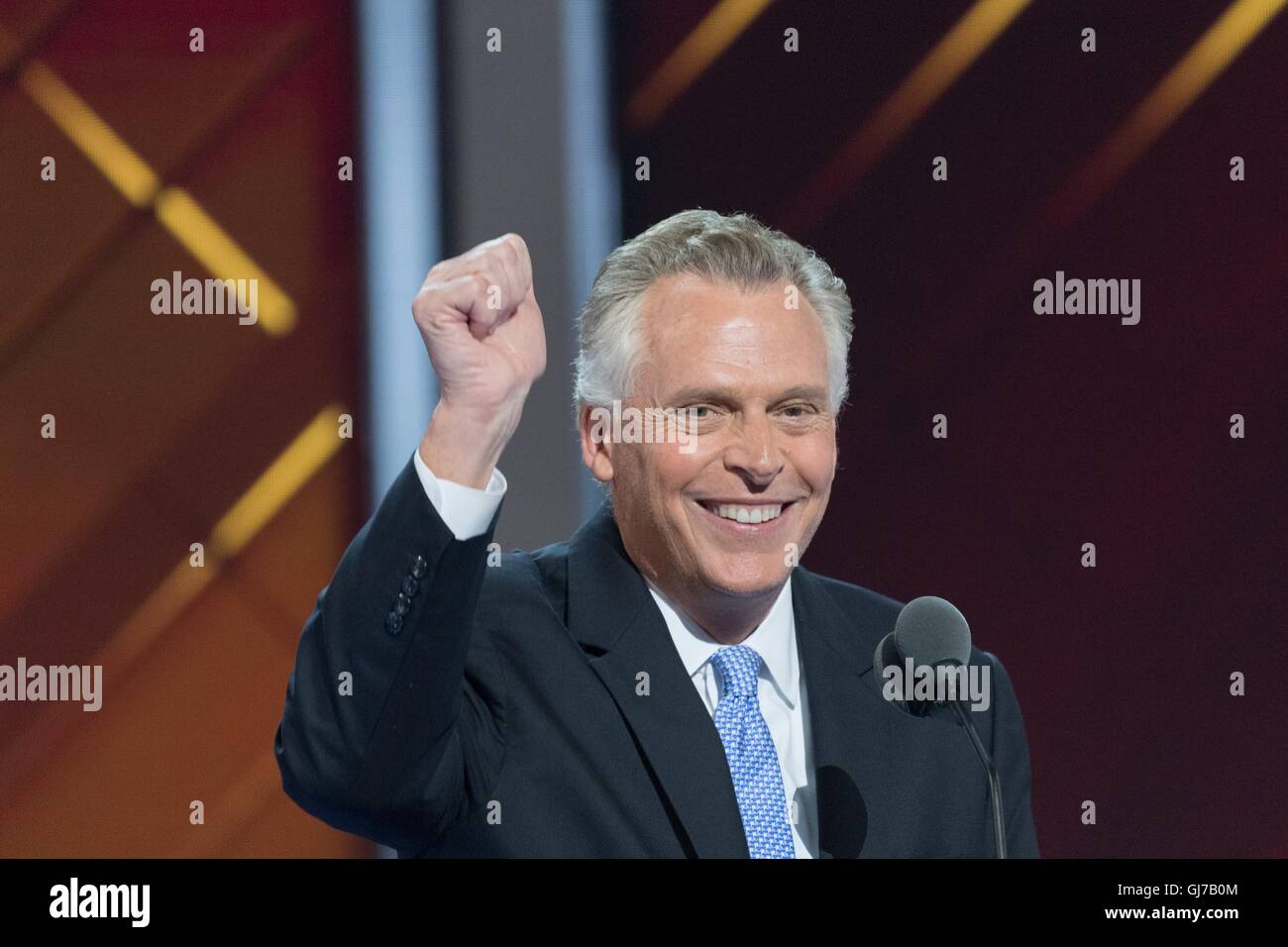 Il governatore della Virginia Terry McAuliffe indirizzi delegati sul 2 ° giorno della Convenzione Nazionale Democratica presso la Wells Fargo Center Luglio 26, 2016 a Philadelphia, Pennsylvania. Foto Stock