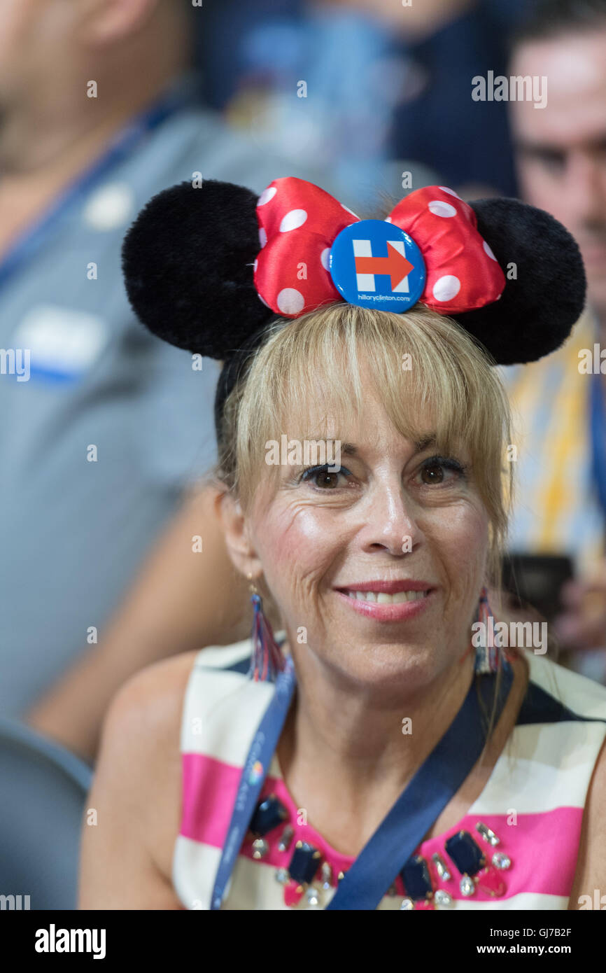 Un delegato democratica da Florida indossa un topolino hat prima dell'inizio del secondo giorno della Convenzione Nazionale Democratica presso la Wells Fargo Center Luglio 26, 2016 a Philadelphia, Pennsylvania. Foto Stock