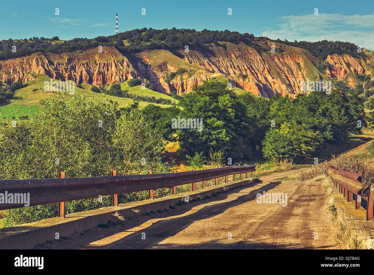 Country Road a rosso burrone (Rapa Rosie), il rumeno Canyon vicino a Sebes, Alba County, a ovest della Romania Foto Stock