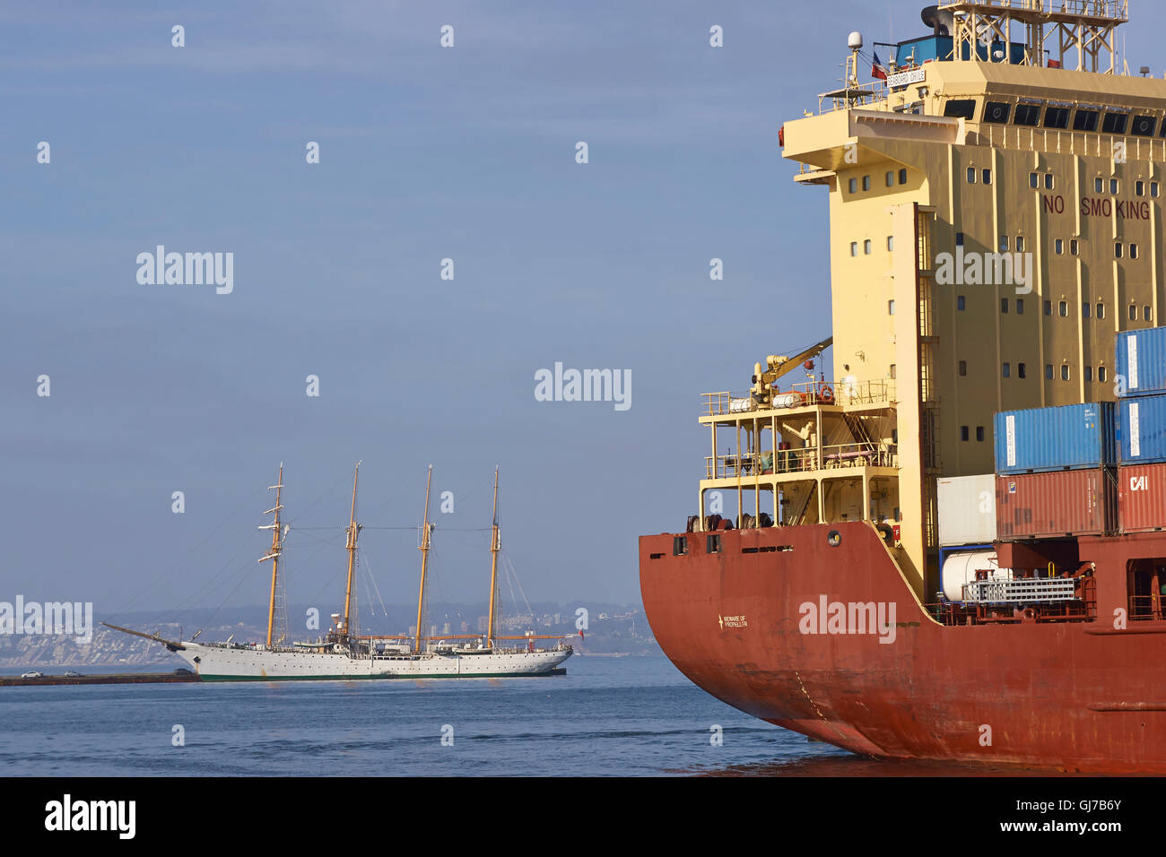 Varietà di navi e barche nel porto di occupato del Patrimonio Mondiale UNESCO Città Porto di Valparaiso in Cile. Foto Stock