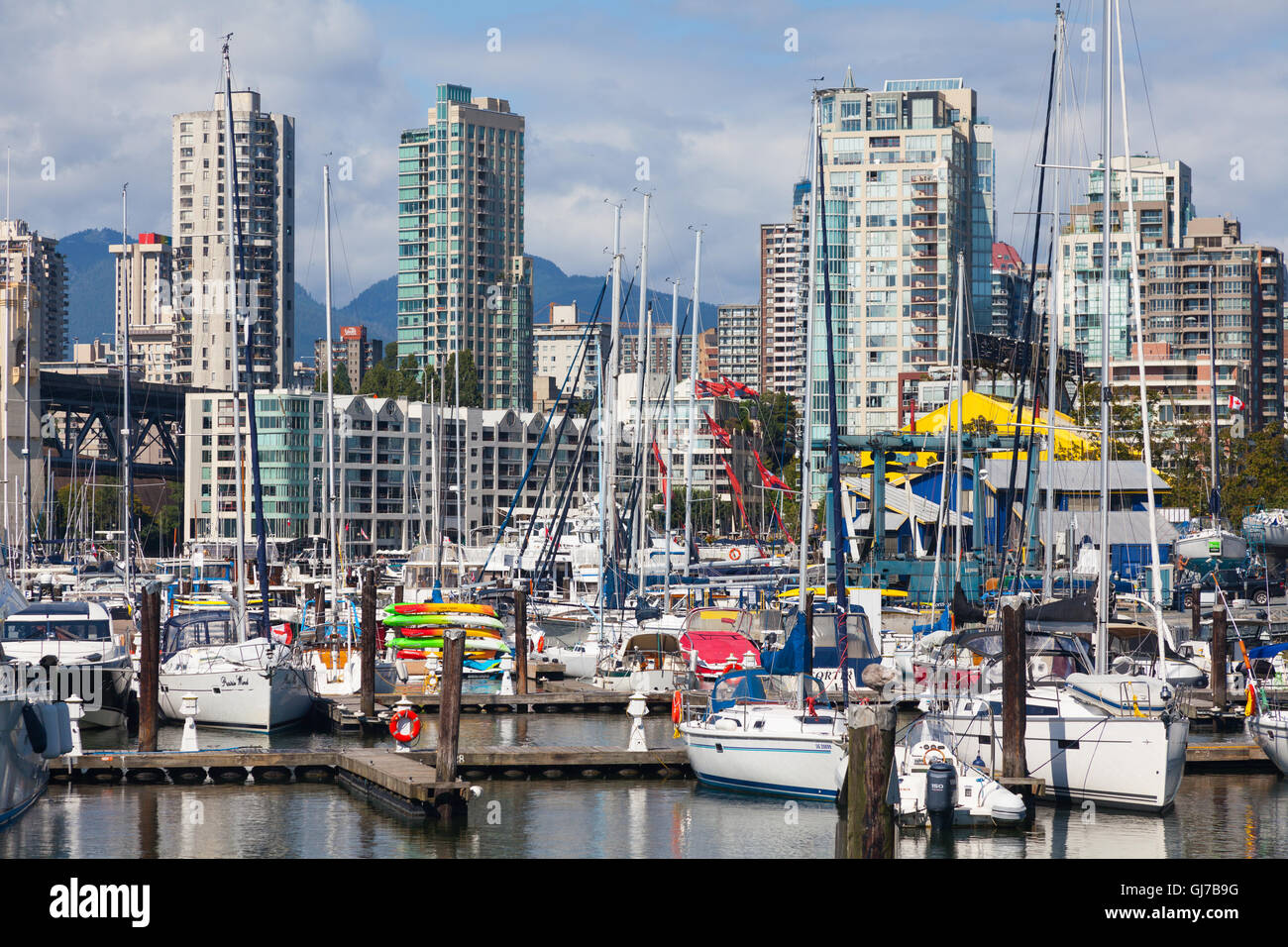 Marina in False Creek con lo skyline di Yaletown distretto di Vancouver come sfondo Foto Stock