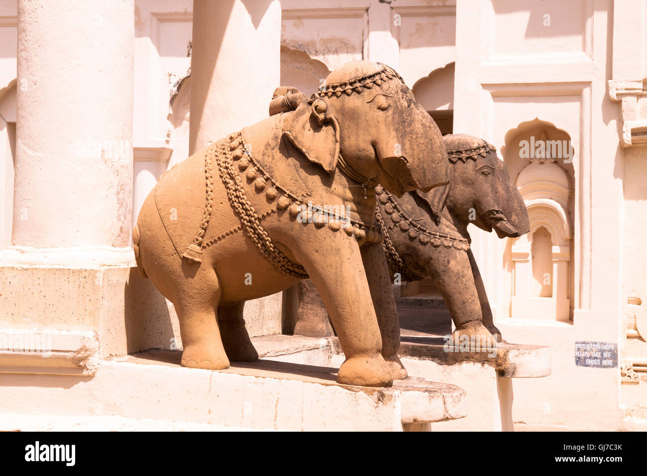 Due grandi classici di sculture di Elefanti a Jaina vecchi templi di Khajuraho Foto Stock