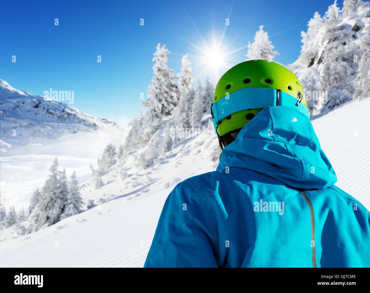 Vista posteriore di sciatore guardando il bellissimo paesaggio invernale Foto Stock