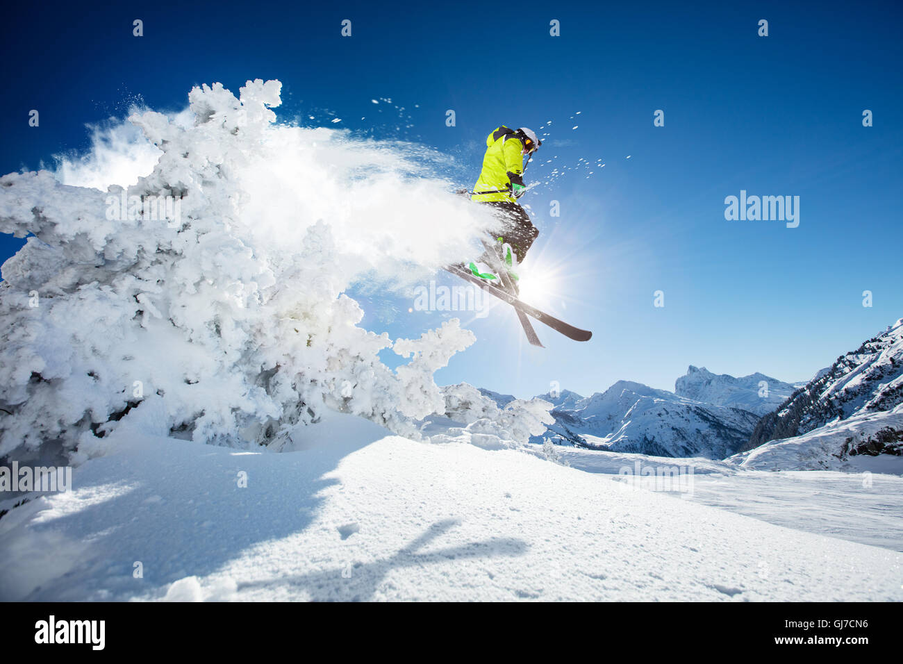 Sciatore a salto di montagne Alpine in bella giornata di sole. Copyspace per testo Foto Stock