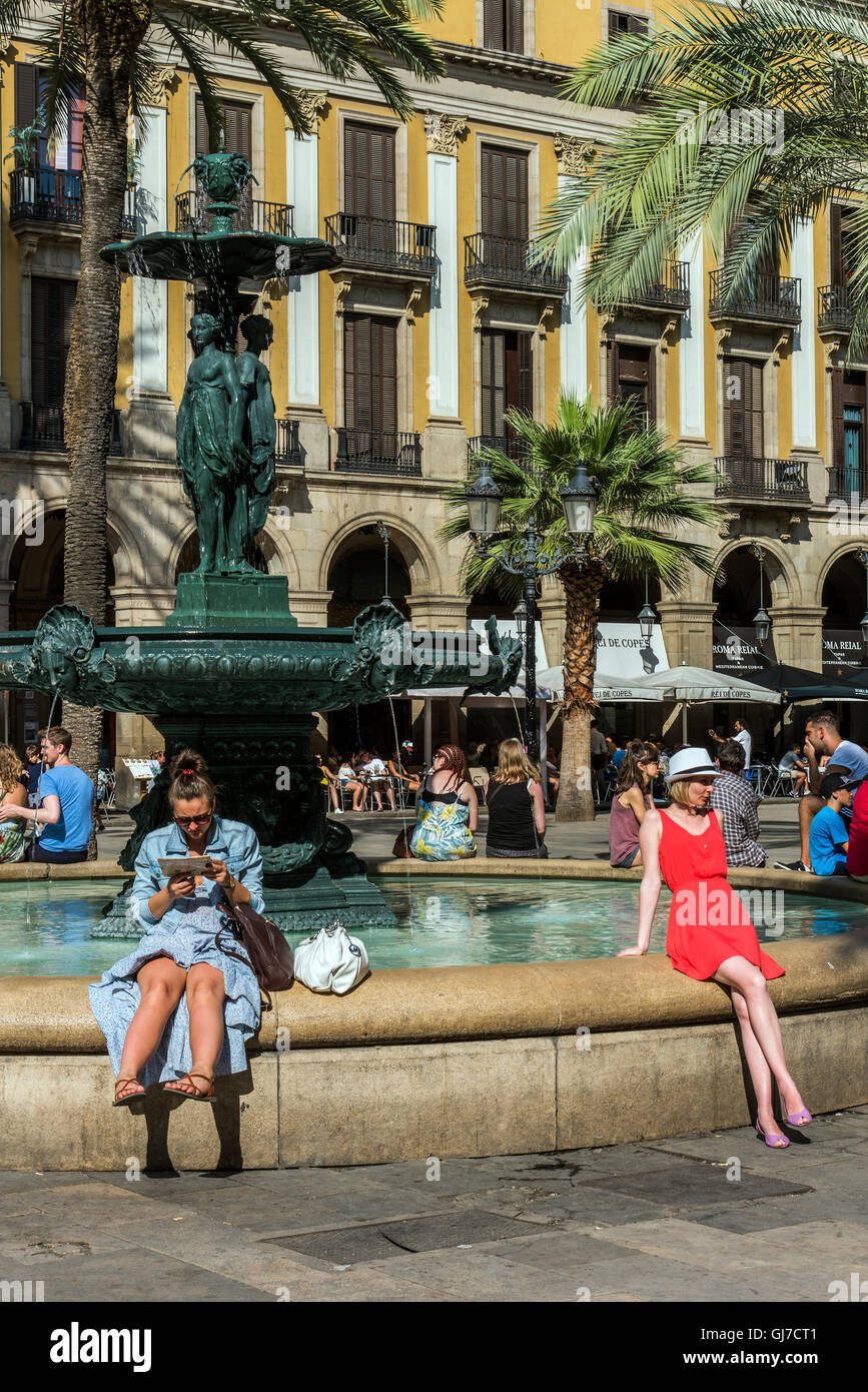 Fontana in Plaza Real o Plaza Real, Barrio Gotico di Barcellona, in Catalogna, Spagna Foto Stock