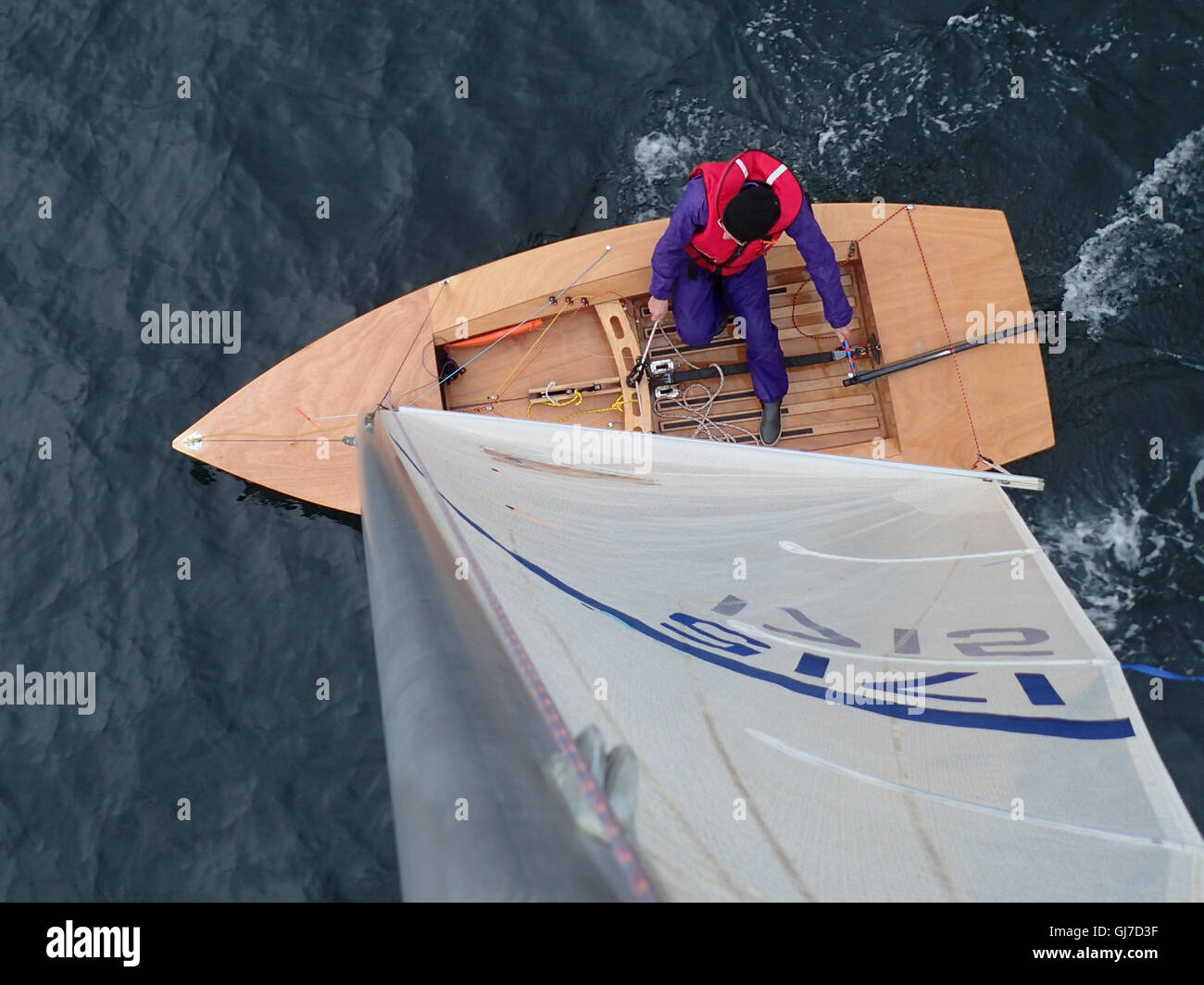 Vista verso il basso dalla parte superiore del montante di Streaker vela classe dinghy, con timone maschio nel suo anni sessanta Foto Stock