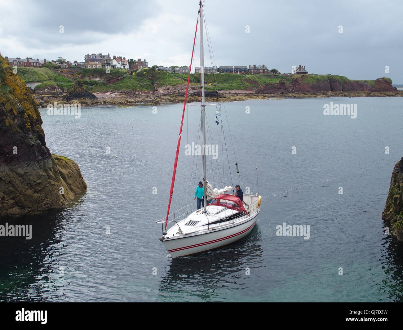 Sailing yacht entrando in porto Victoria, Dunbar Foto Stock