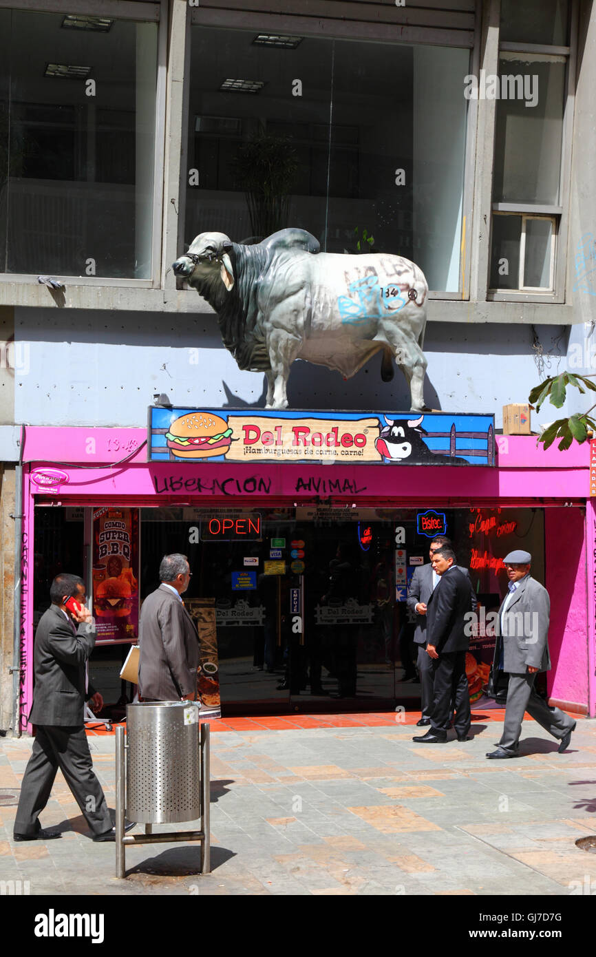 Liberazione animale graffiti su ingresso di Del Rodeo hamburger cafe, Bogotà, Colombia Foto Stock