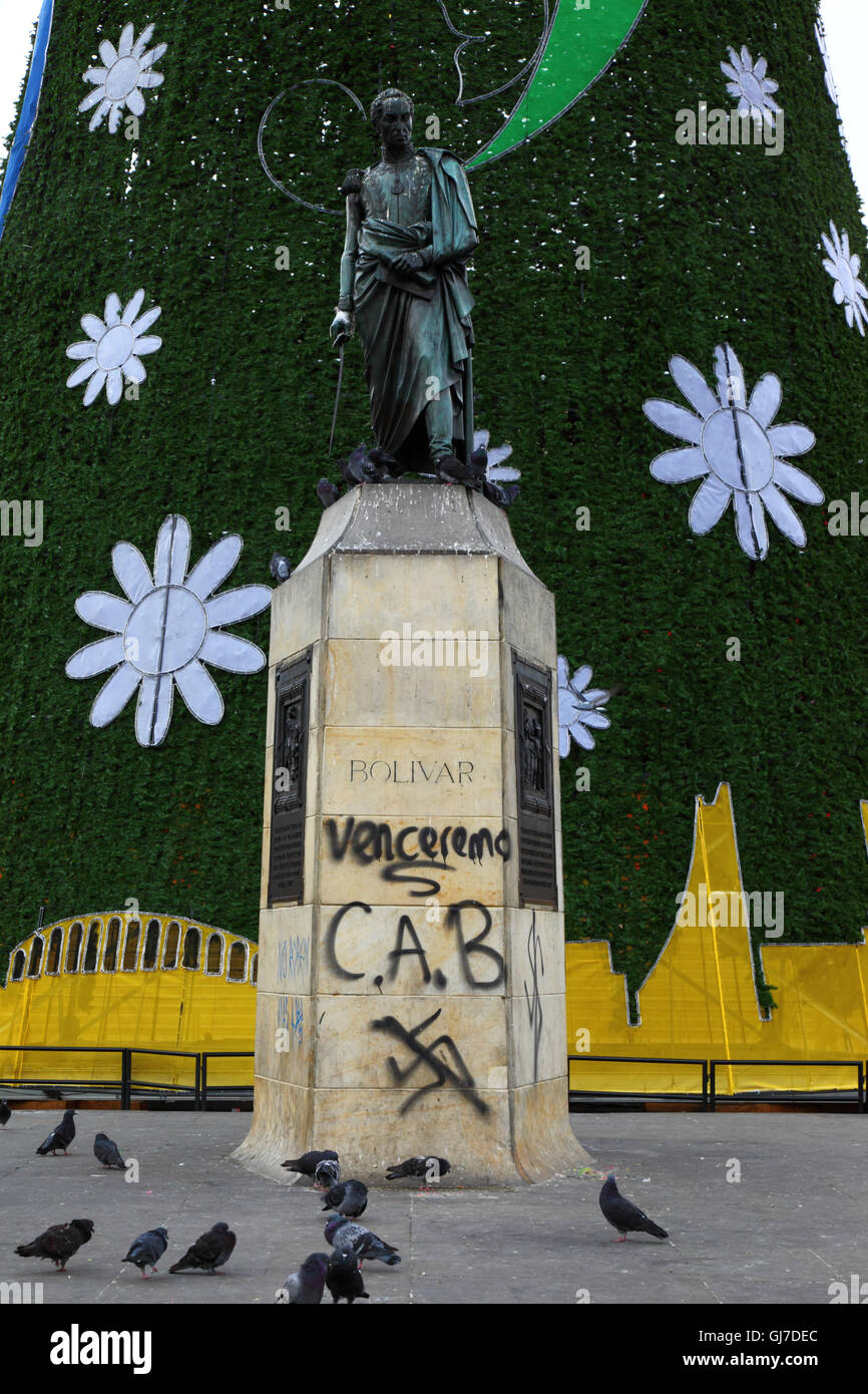 Barrata swastika e graffiti sulla base della statua di Simón Bolívar, Plaza Bolivar, Bogotà, Colombia Foto Stock