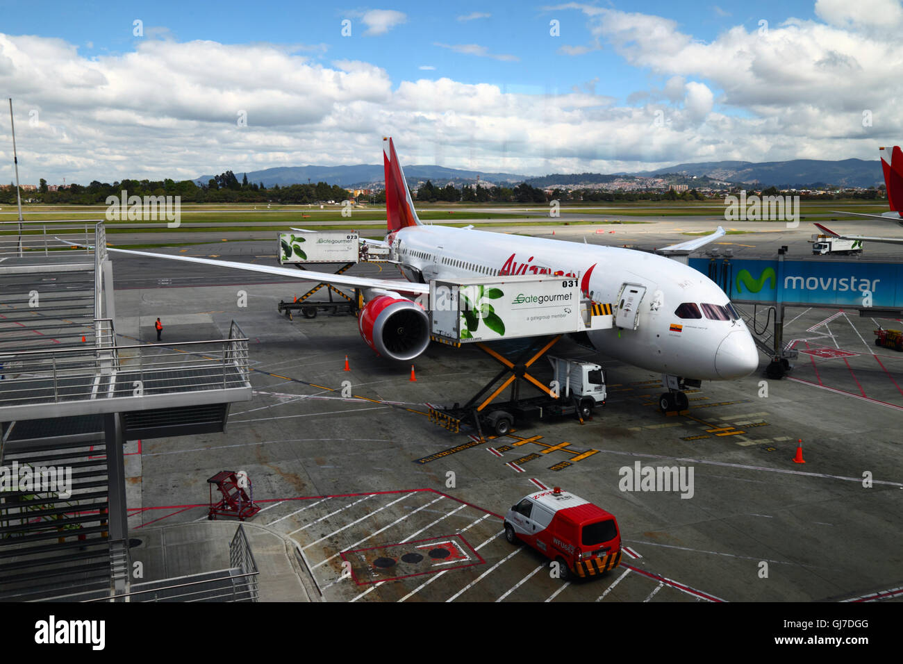 Avianca Airbus A330 sulla rampa all'esterno dell'edificio del terminal presso l'aeroporto internazionale El Dorado, Bogotá, Colombia Foto Stock