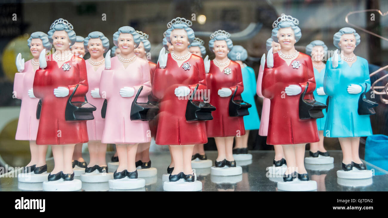 Una fila di Queen Elizabeth 11 figurine nella vetrina di un negozio. Foto Stock