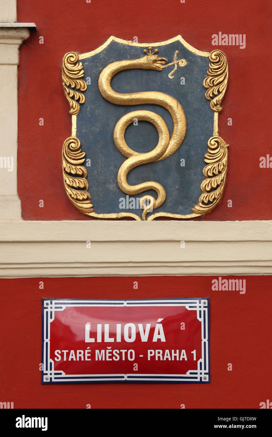 Segno di casa in casa a Golden Snake in via Karlova sulla Città Vecchia di Praga, Repubblica Ceca. Si è detto che nel 1714 il mercante armeno Deodatus Dajamanus venduto caffè nell'edificio. Era la prima volta che questa esotica novità fu servita a Praga. Foto Stock