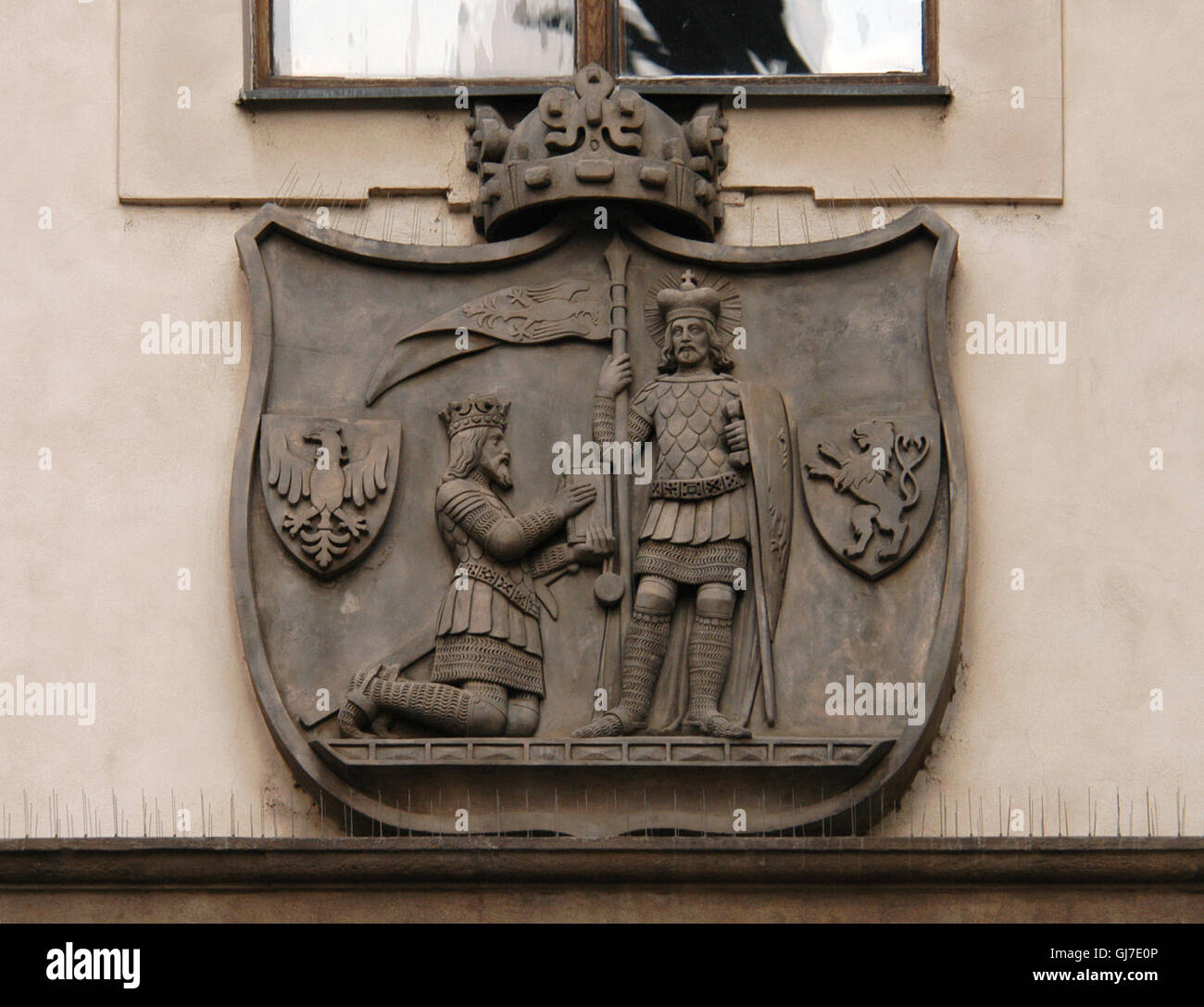 Sacro Romano Imperatore Carlo IV in ginocchio davanti San Venceslao di Boemia. Emblema dell'Università Carlo raffigurato sul Karolinum (Collegium Carolinum) nella Città Vecchia di Praga, Repubblica Ceca. Foto Stock