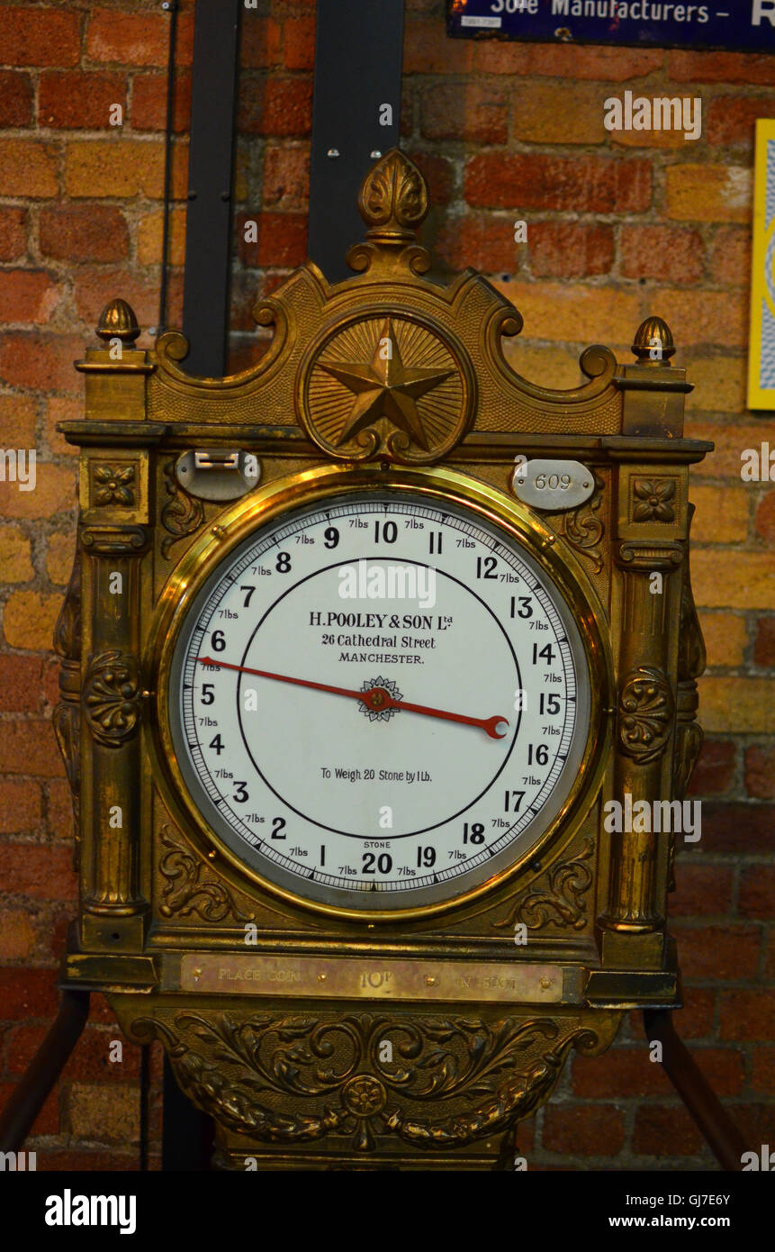 Vintage moneta nella feritoia del peso di macchina presso il Museo nazionale delle ferrovie, città di York, nello Yorkshire, Inghilterra, Regno Unito Foto Stock