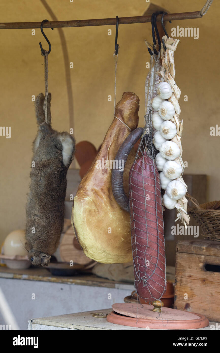 Carne e aglio appeso in una delle macellerie Foto Stock