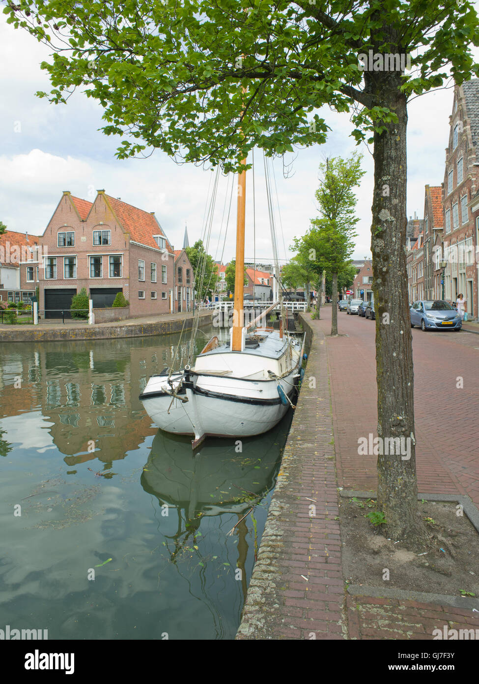 Barca bianca ormeggiata Hoorn Holland Foto Stock