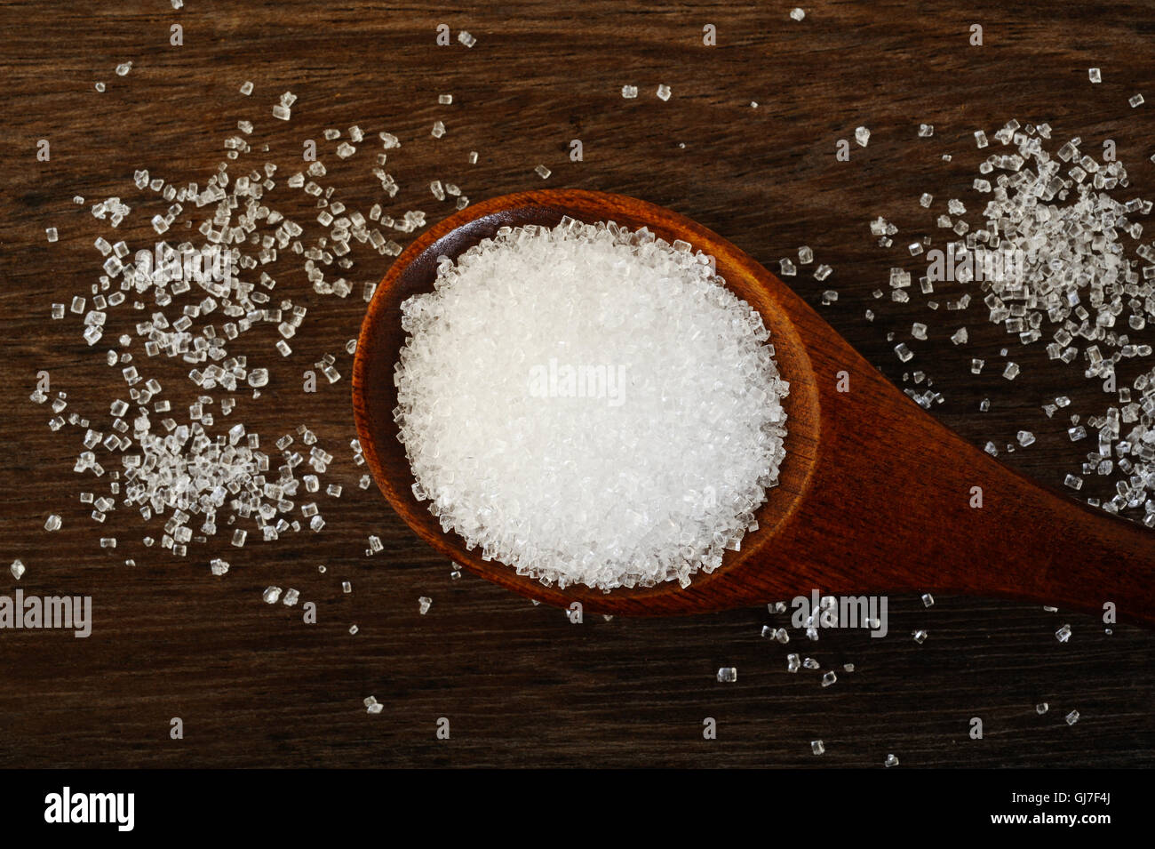 Zucchero bianco in cucchiaio di legno Foto Stock