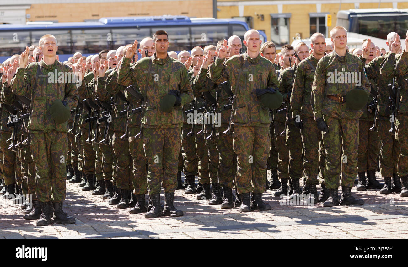 I coscritti finlandese con teste di nuda dare il loro giuramento militare in pubblico sulla Piazza del Senato di Helsinki. Foto Stock