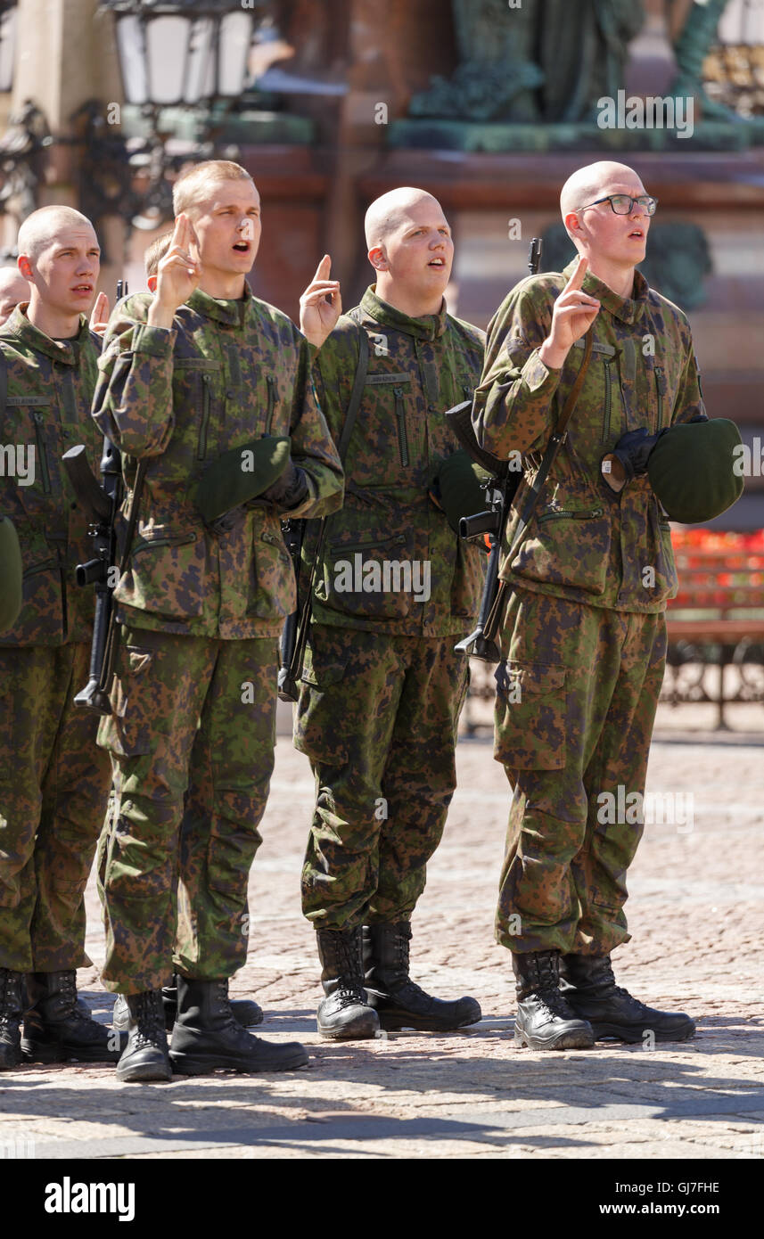 I coscritti finlandese con teste di nuda dare il loro giuramento militare in pubblico sulla Piazza del Senato di Helsinki. Foto Stock