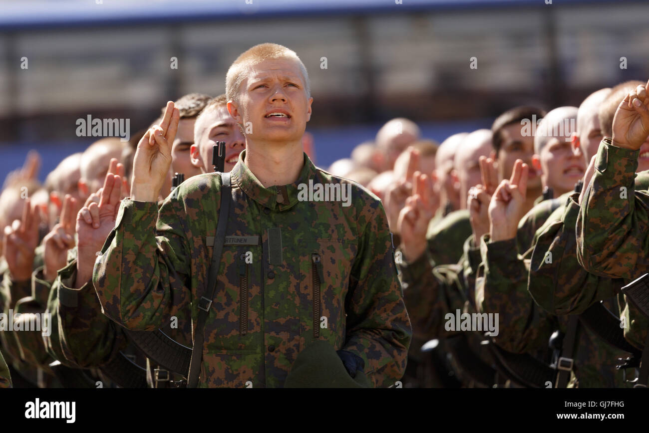 I coscritti finlandese con teste di nuda dare il loro giuramento militare in pubblico sulla Piazza del Senato di Helsinki. Foto Stock