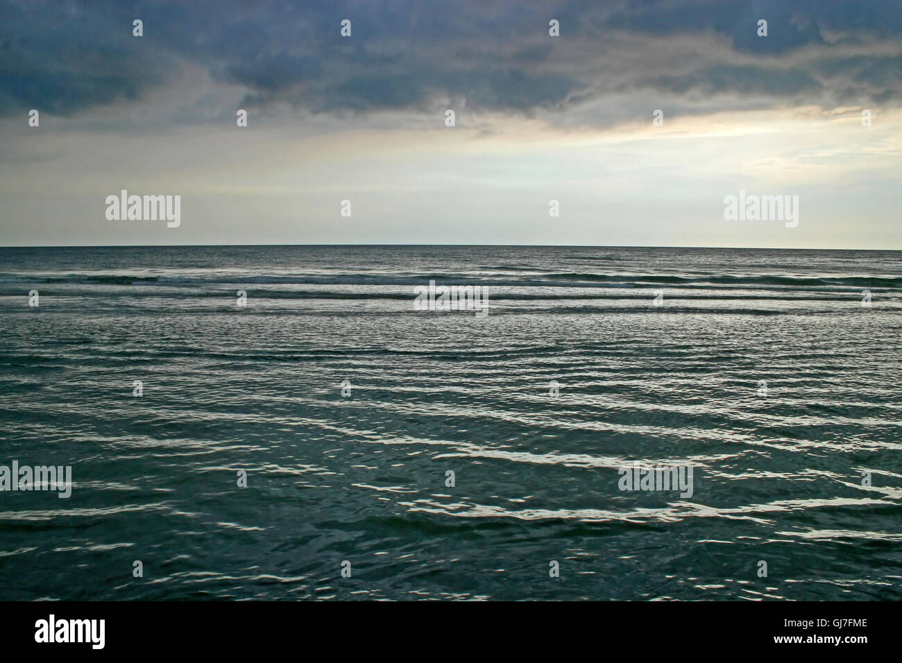 Le acque dell'oceano con nuvole temporalesche al di sopra Foto Stock