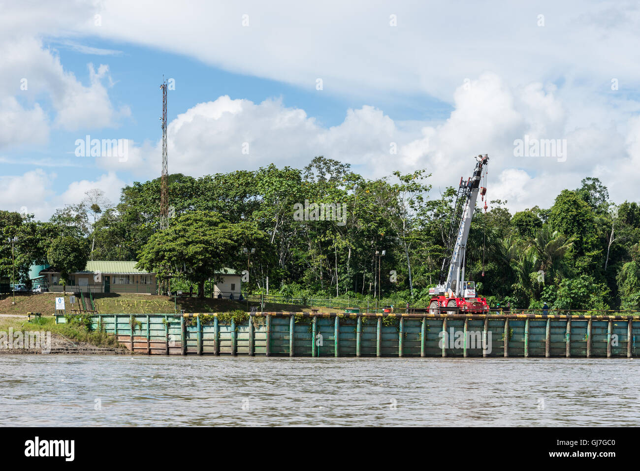 Costruzione di un molo lungo il Rio Napo in Amazzoni. Ecuador, Sud America. Foto Stock