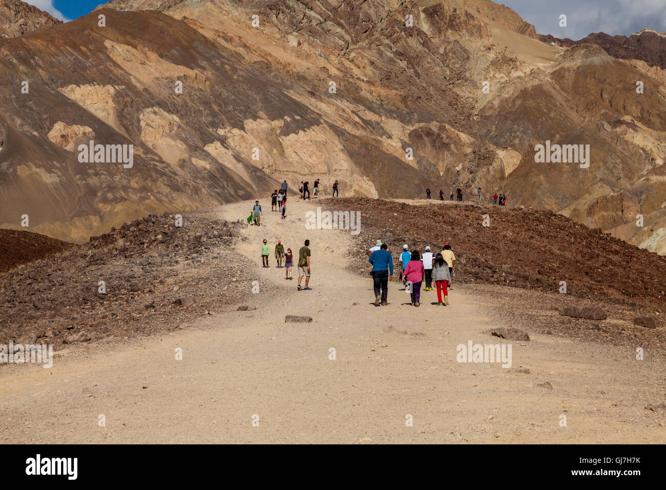 I turisti escursioni sulle vulcaniche e sedimentarie sulle colline vicino a artista della tavolozza in Parco nazionale della Valle della Morte, CALIFORNIA, STATI UNITI D'AMERICA Foto Stock