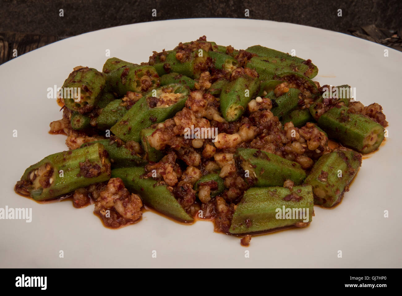 Wok fritto okra con calamari e sambal incolla Foto Stock