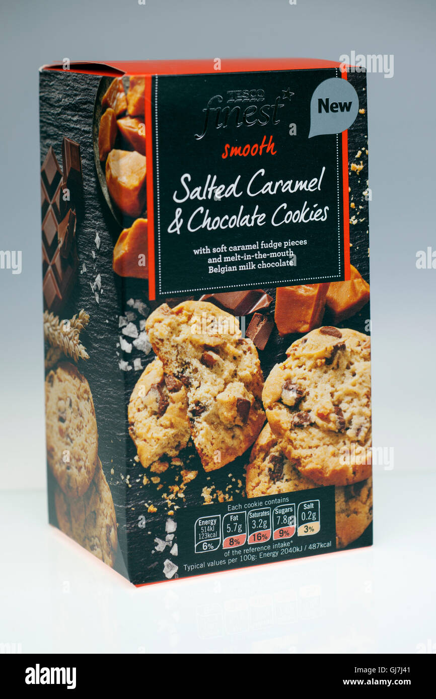 Scatola di Tesco finest liscia caramello salato biscotti al cioccolato Foto Stock