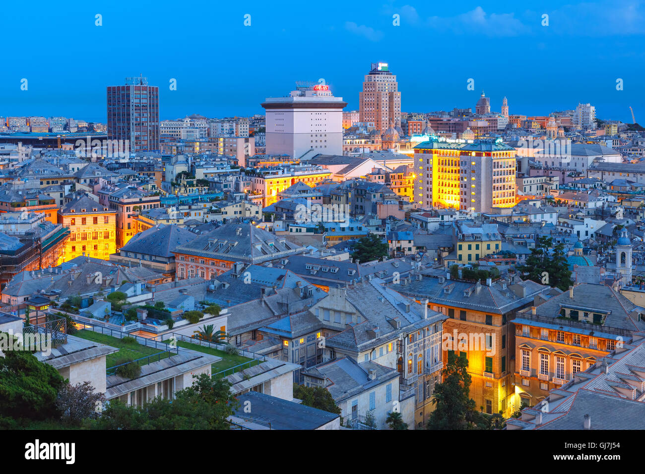 Città vecchia e il porto di Genova di notte, Italia. Foto Stock
