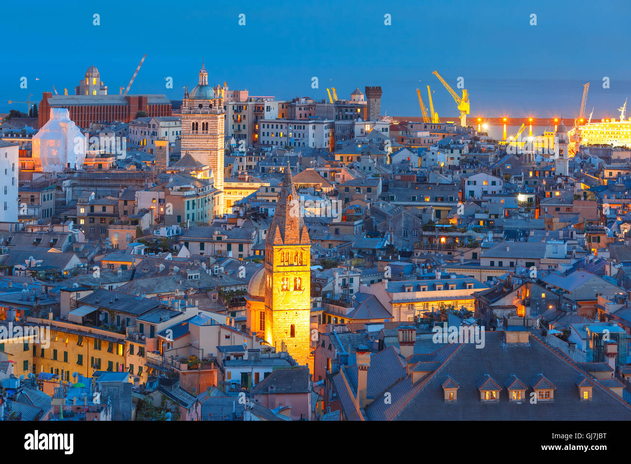 Città vecchia e il porto di Genova di notte, Italia. Foto Stock