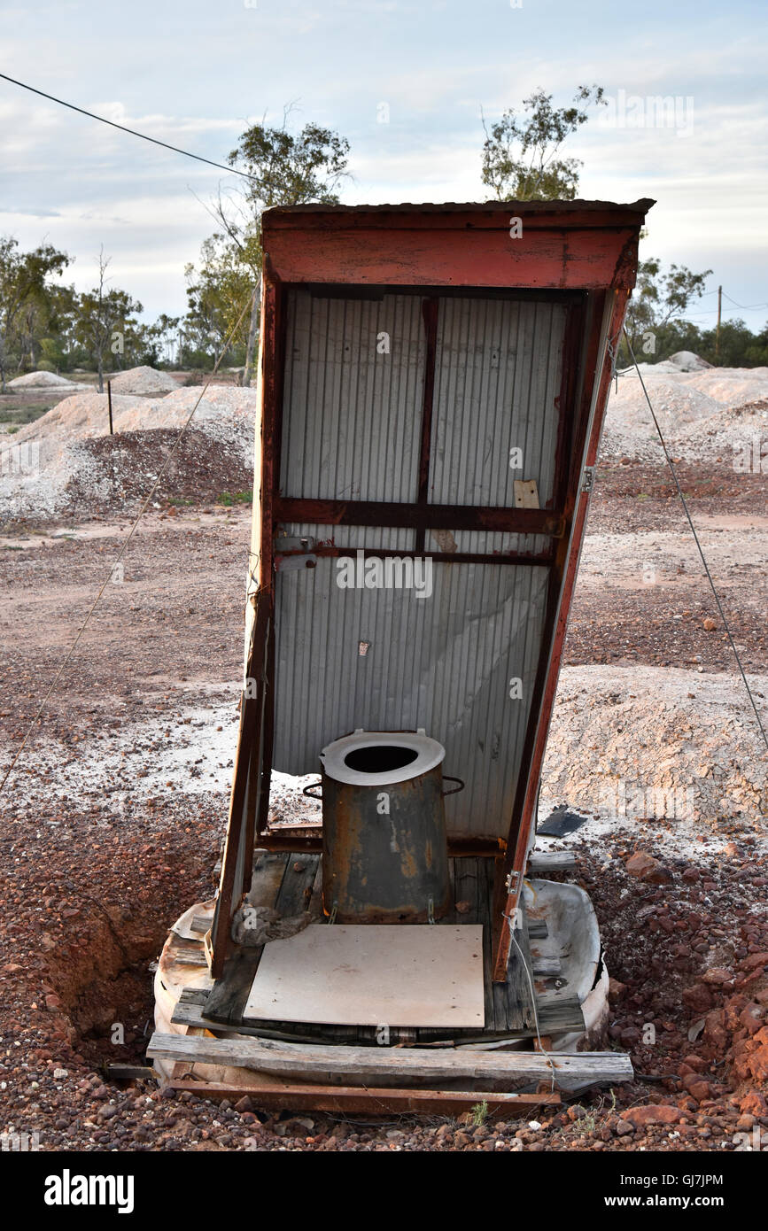 Toilette esterna conosciuta come dunny o thunderbox in Lightning Ridge in nsw, Nuovo Galles del Sud, Australia, sporgersi pericolosamente Foto Stock