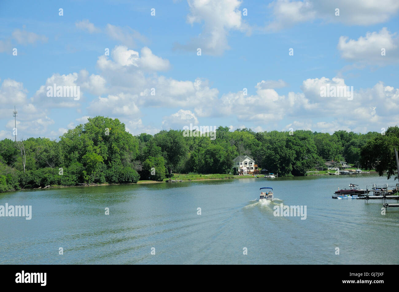 Saggio angolo visuale del fiume di Fox per via navigabile in Cary, Illinois, Stati Uniti d'America. Foto Stock