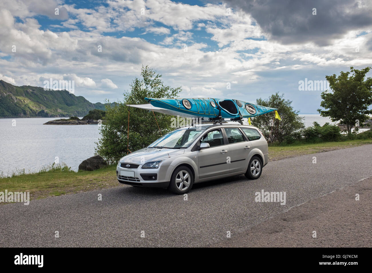 Due kayak da mare sul tetto di una station wagon. Foto Stock