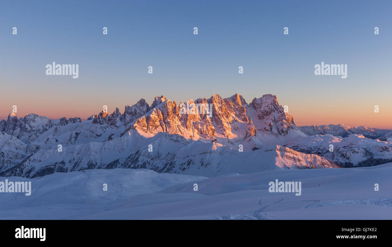 Vista sul gruppo delle pale di San Martino. Alpenglow al tramonto. Stagione invernale. Le Dolomiti. Alpi Italiane. Europa. Foto Stock