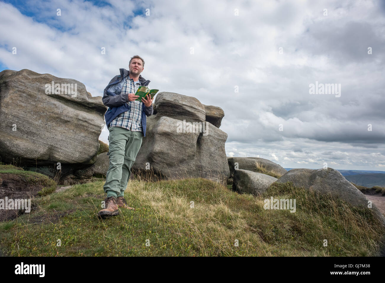 Un uomo che cammina nel Peak District, Edale, Derbyshire, England, Regno Unito Foto Stock