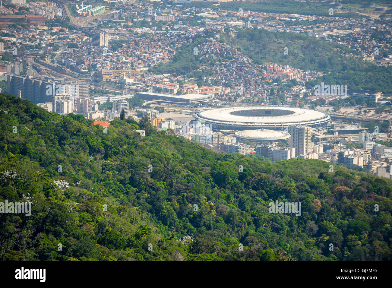 RIO DE JANEIRO - Febbraio 26, 2016: la caratteristica forma circolare del Maracana Stadium domina una scenic si affacciano. Foto Stock