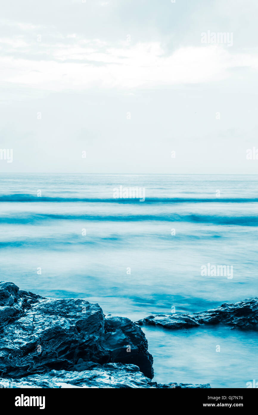 Spiaggia tempestosa con copia lo spazio ideale per la copertina del libro Foto Stock