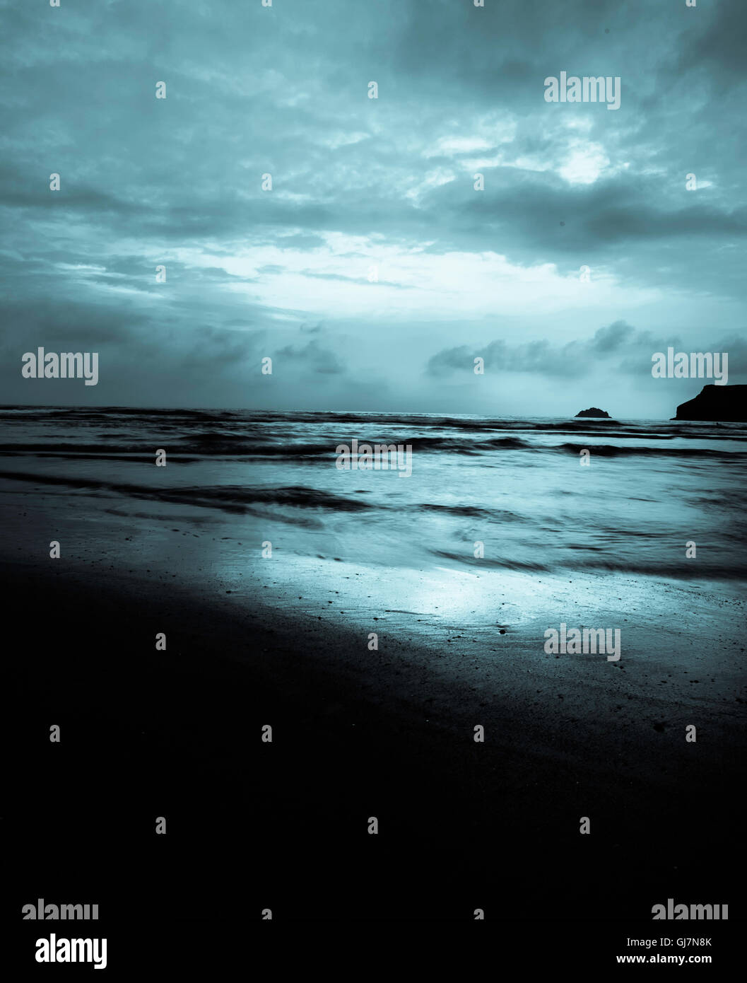 Spiaggia tempestosa con copia lo spazio ideale per la copertina del libro Foto Stock