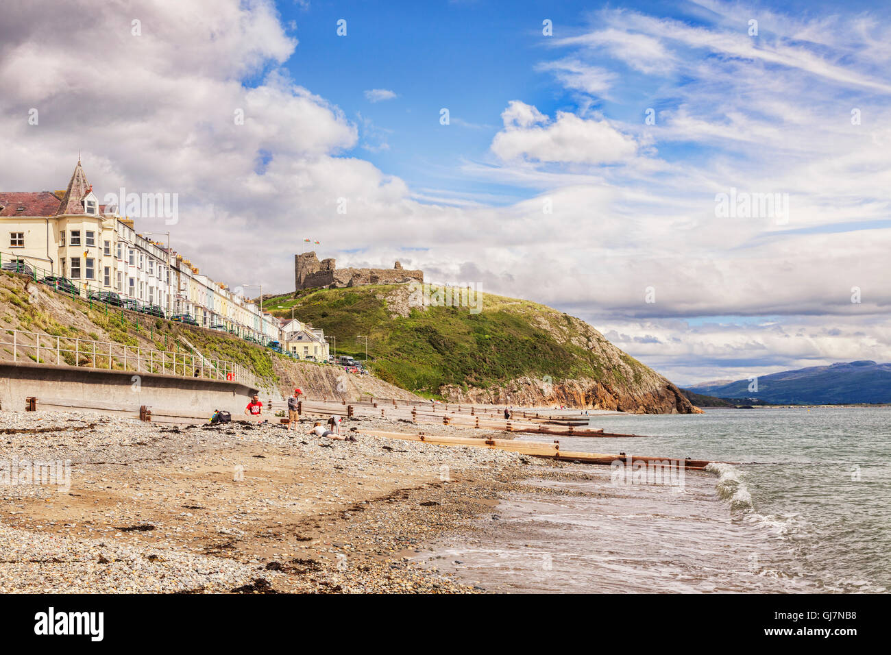 Spiaggia di Marina e Criccieth Castle, Criccieth, Gwynedd, Wales, Regno Unito Foto Stock