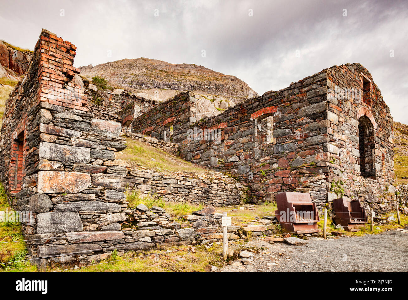 Edifici in rovina della Britannia miniera di rame, su minatori 'Via accanto a Llyn Llydaw nel Parco Nazionale di Snowdonia, Gwynedd, Foto Stock
