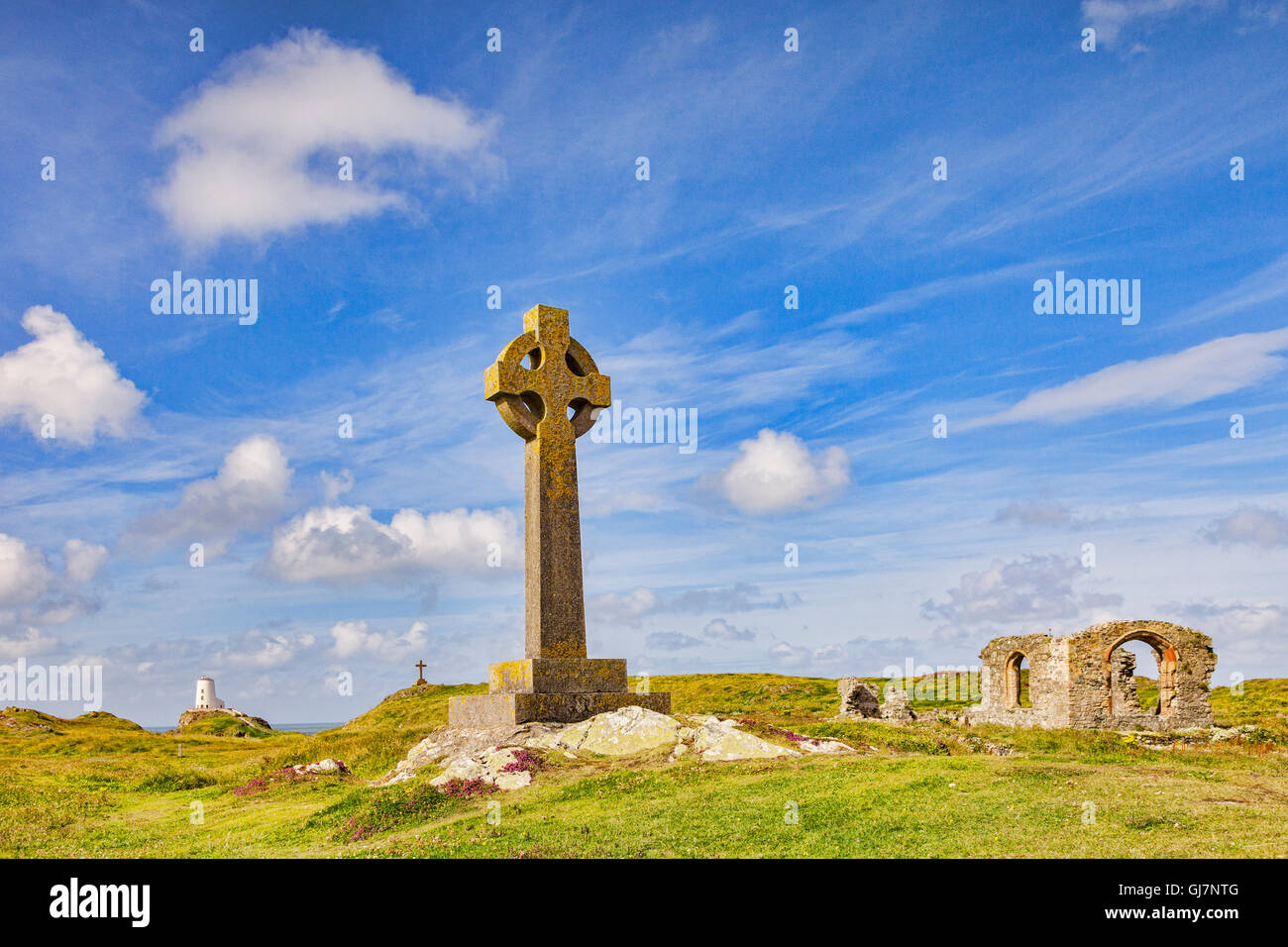 Isola di Llanddwyn, con il vecchio faro e una croce celtica e la chiesa di St Dwynwen, Anglesey, Galles, Regno Unito Foto Stock