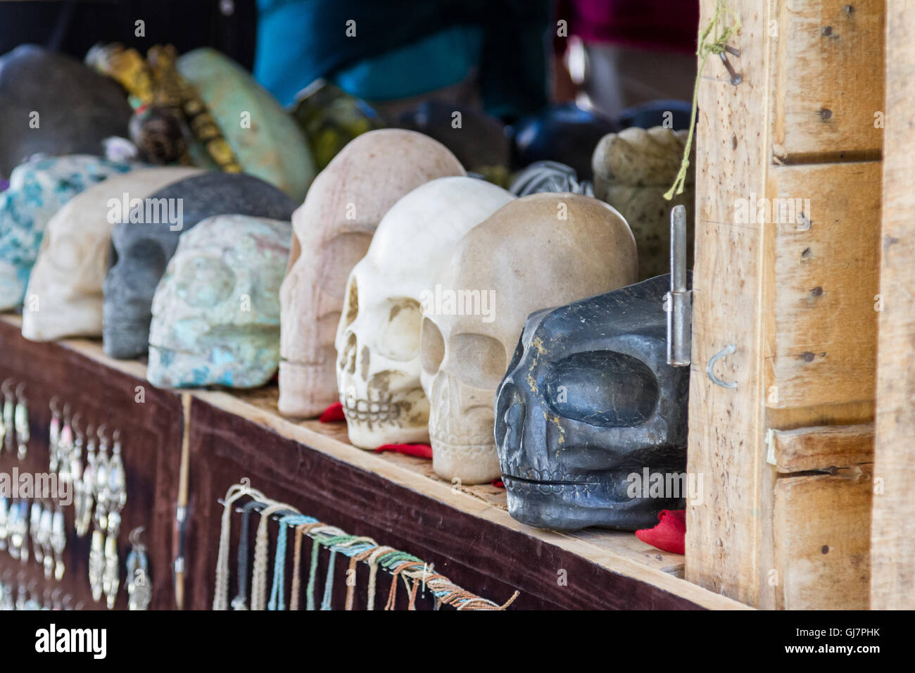 Negozio di souvenir in Ollantaytambo Perù la vendita di pietra allungata teschi in diverse forme e dimensioni Foto Stock